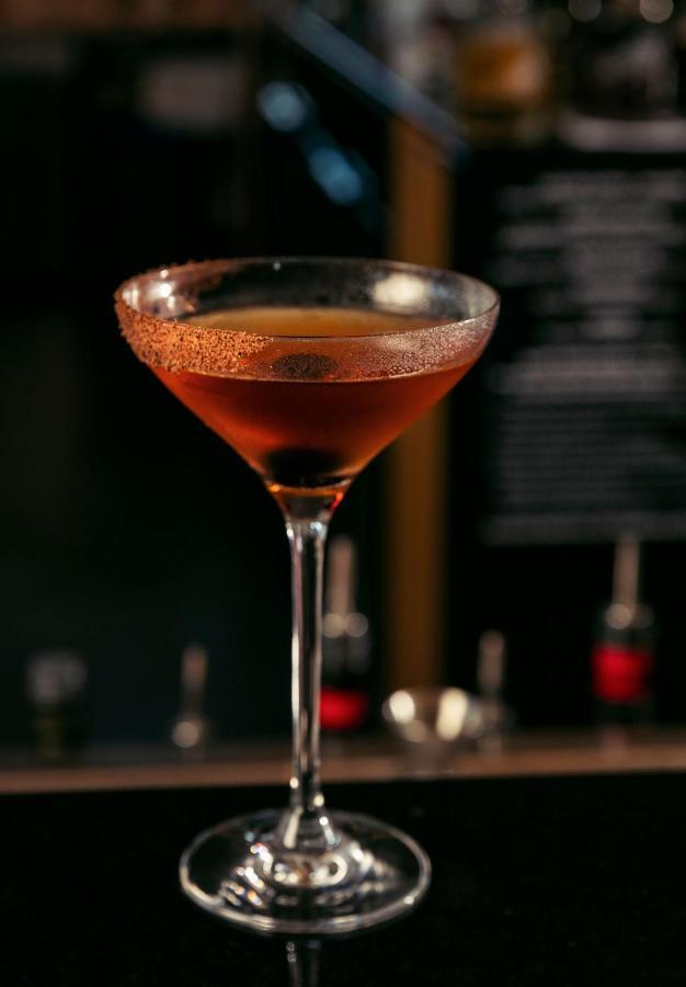 Qt Queenstown Eksteriør bilde A Manhattan cocktail