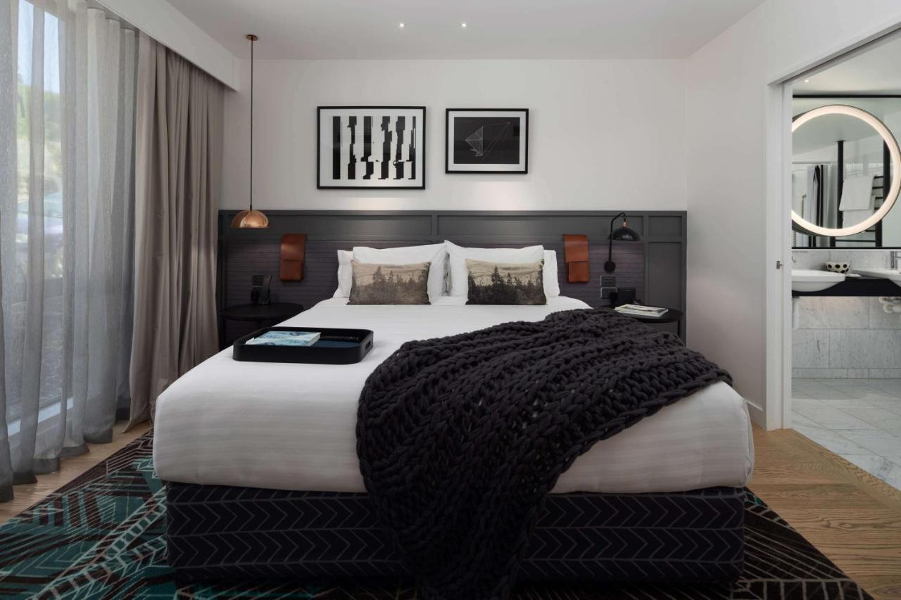 Qt Queenstown Eksteriør bilde A bedroom at the hotel
