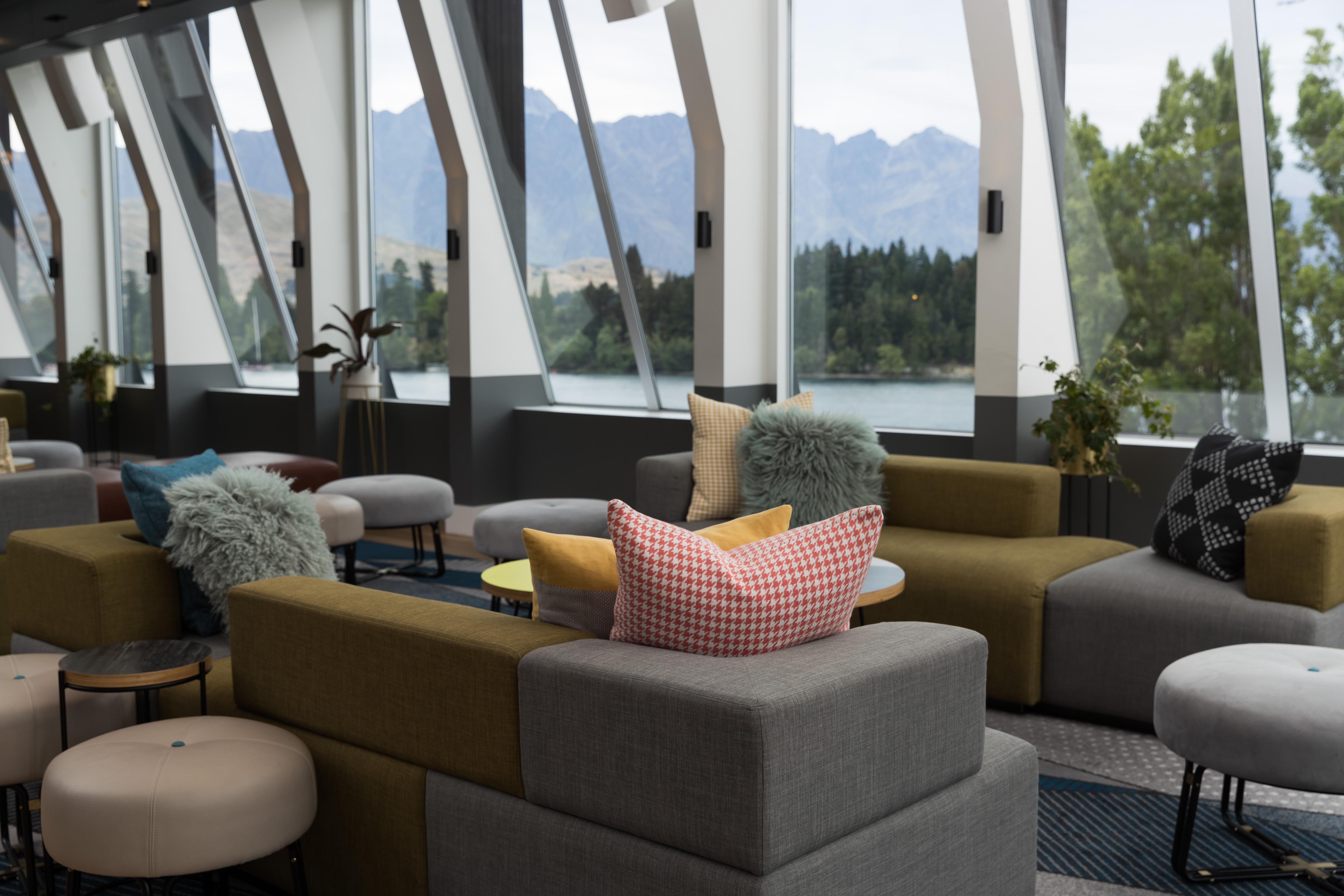 Qt Queenstown Eksteriør bilde The lounge at Queenstown Airport