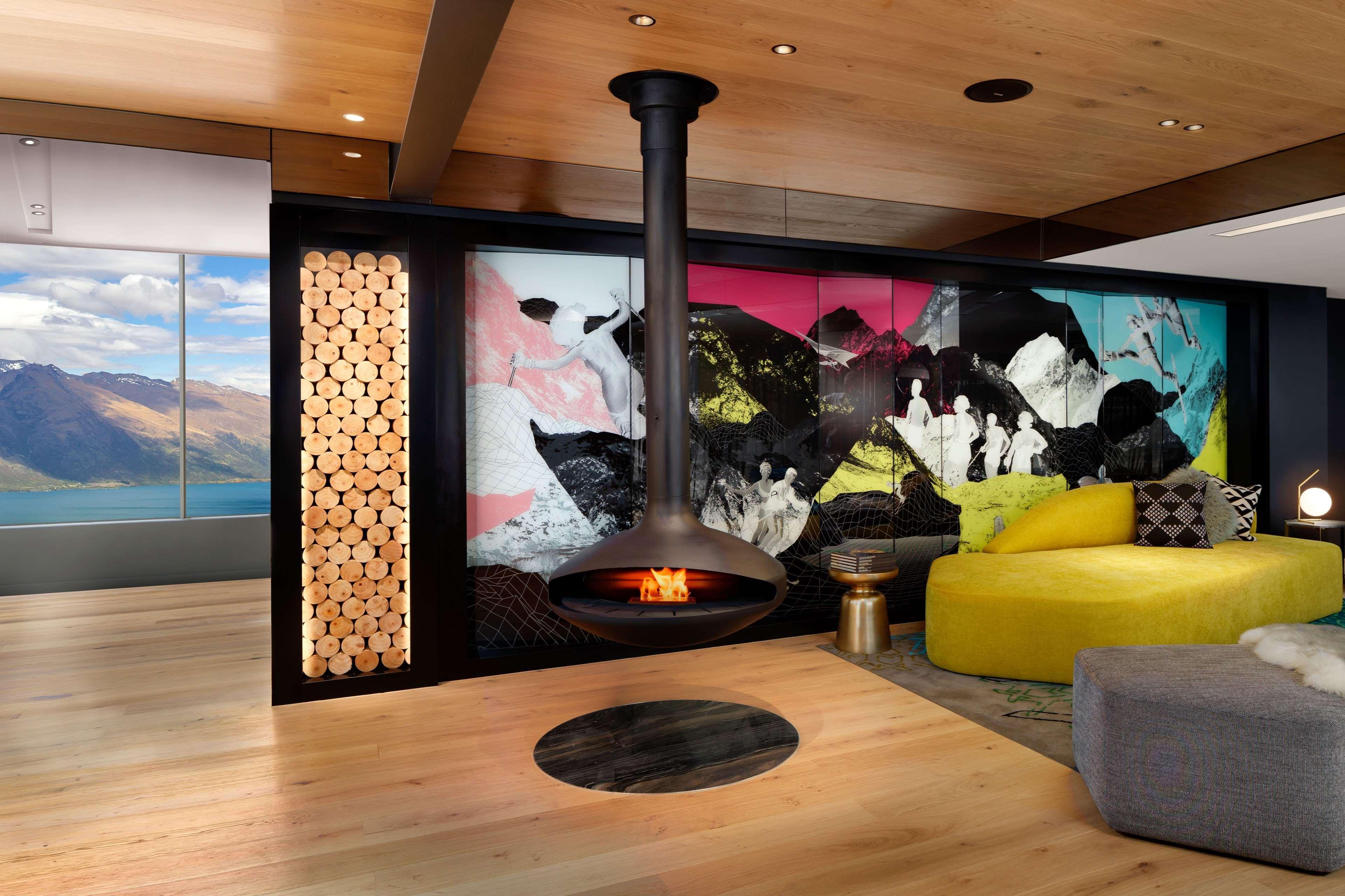 Qt Queenstown Eksteriør bilde A suspended fireplace