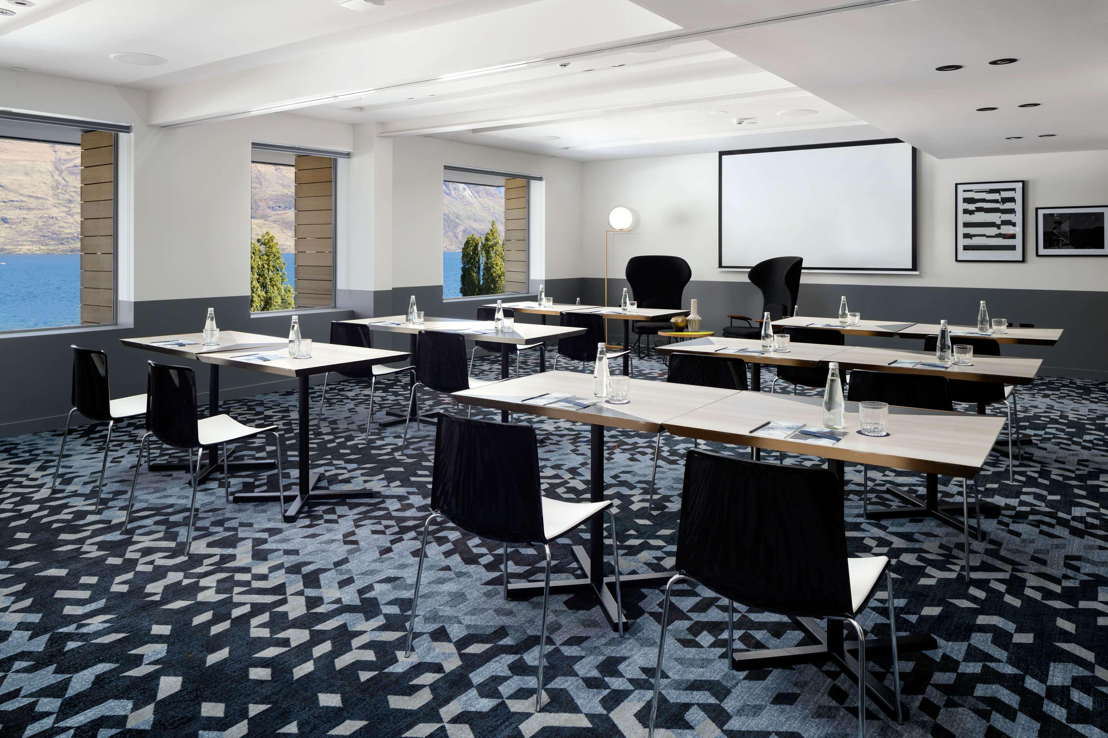 Qt Queenstown Eksteriør bilde Meeting room
