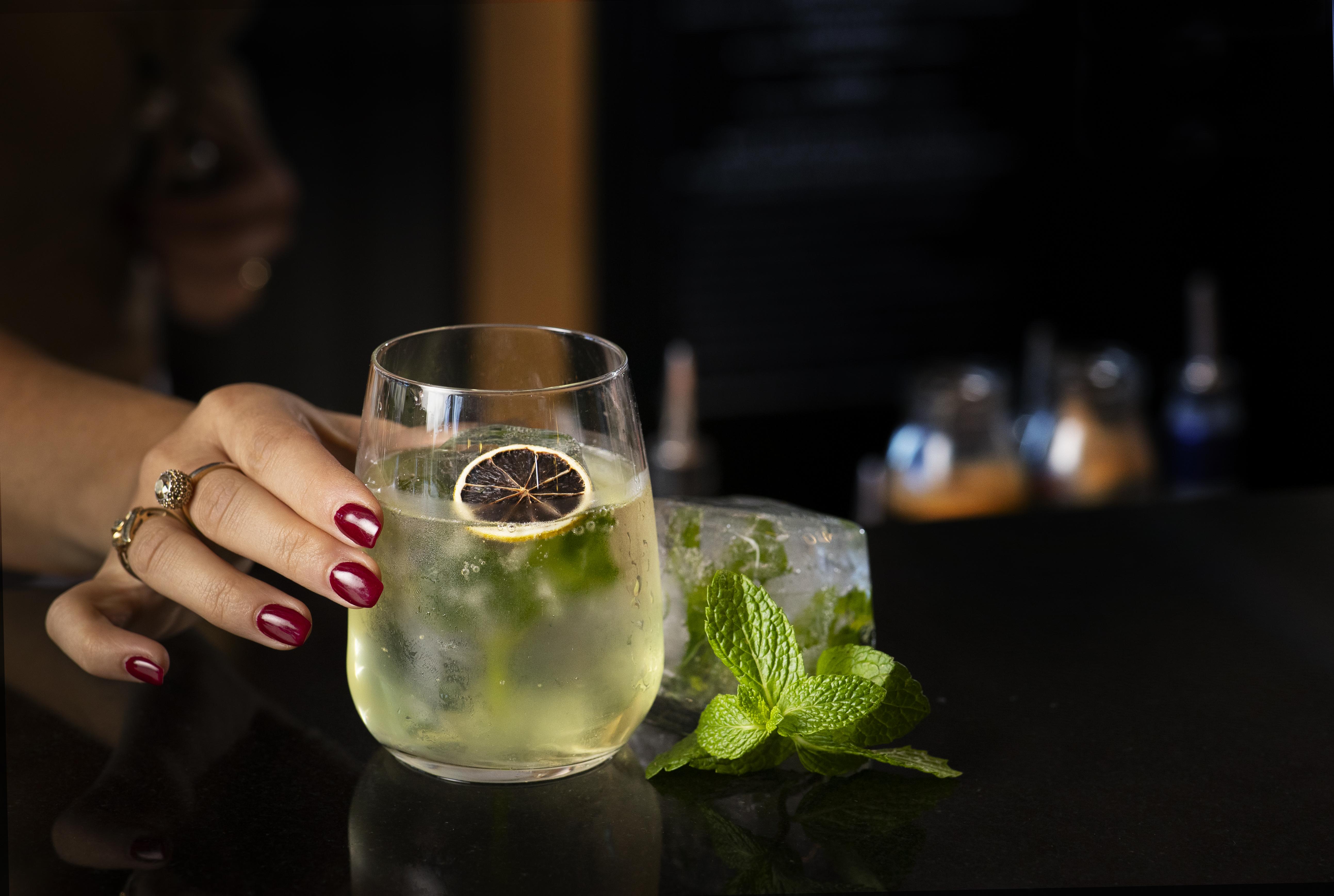Qt Queenstown Eksteriør bilde A glass of lemon soda